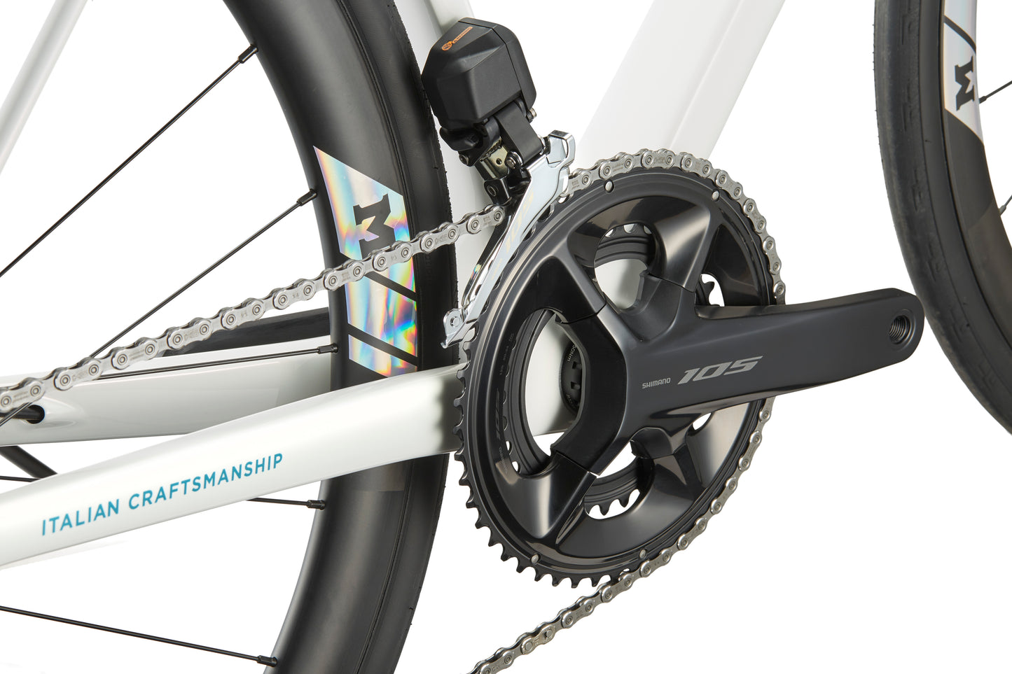 Close-up of a GRAN CORSA crankset and chain, with ITALIAN CRAFTSMANSHIP on the white carbon frame.
