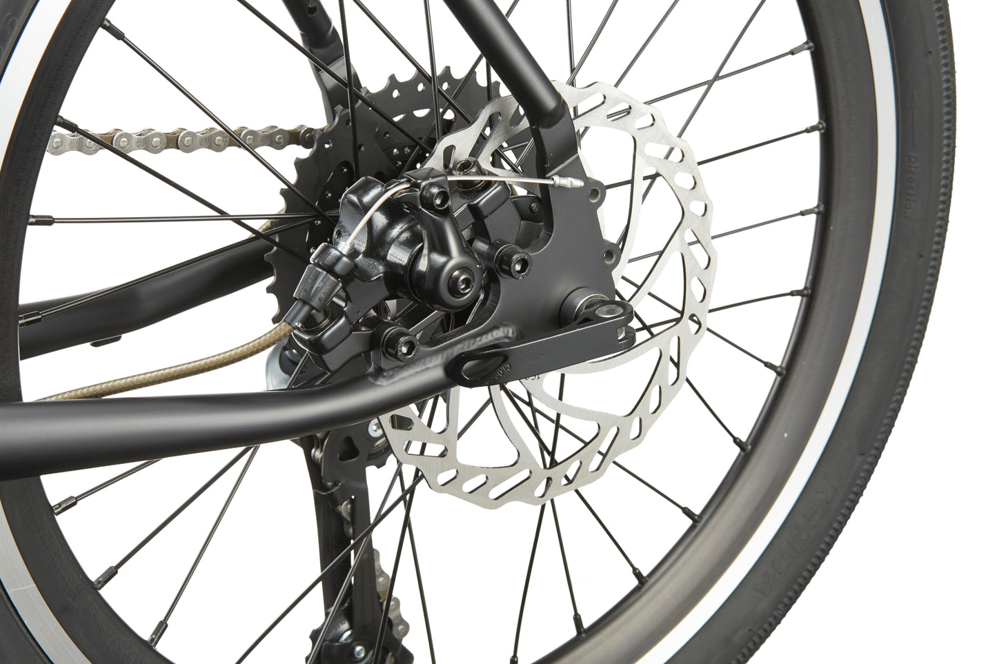 Close-up of STELVIO 3s rear wheel with disc brake and white sidewall, showcasing Italian design and urban sophistication.