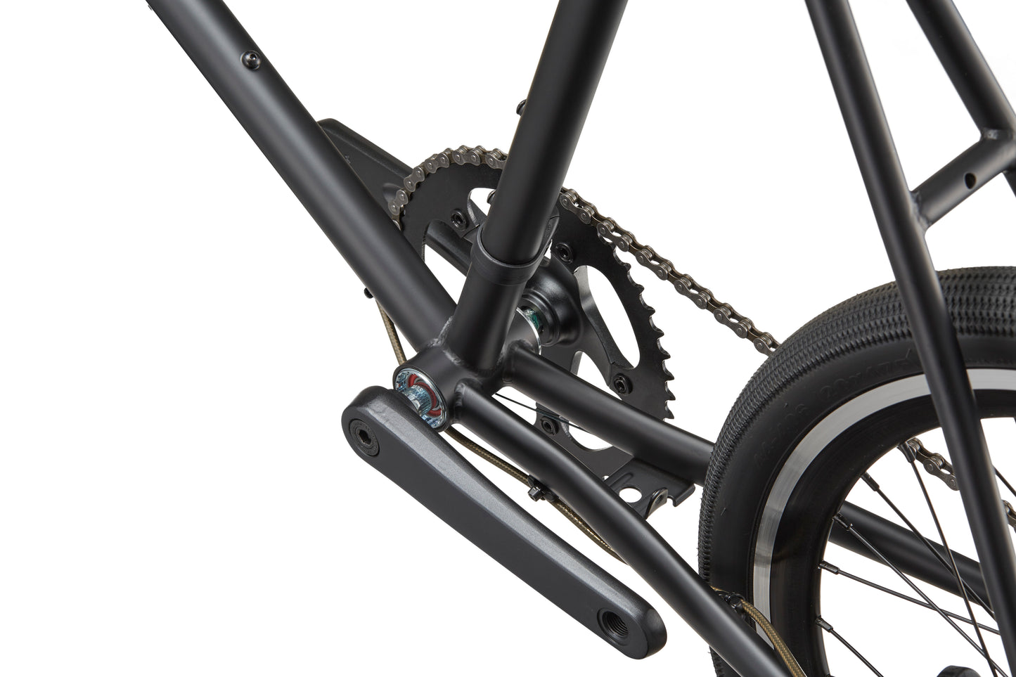 Close-up of the STELVIO 3’s crankset, chain, and rear wheel, showcasing its sleek black frame and urban style.