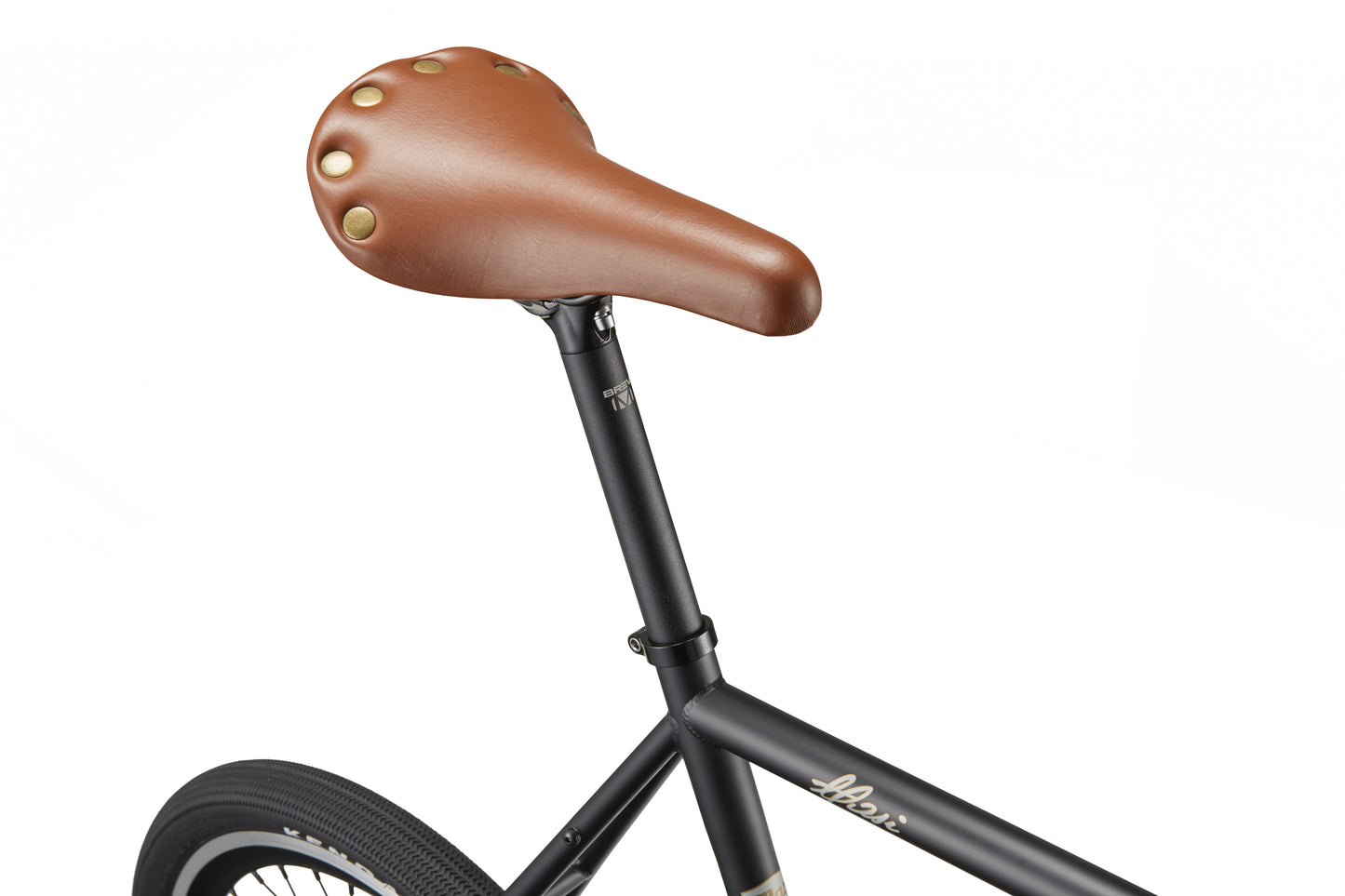 Close-up of a brown leather seat with brass rivets on the STELVIO 3 MiniVelo, highlighting urban style against a white backdrop.
