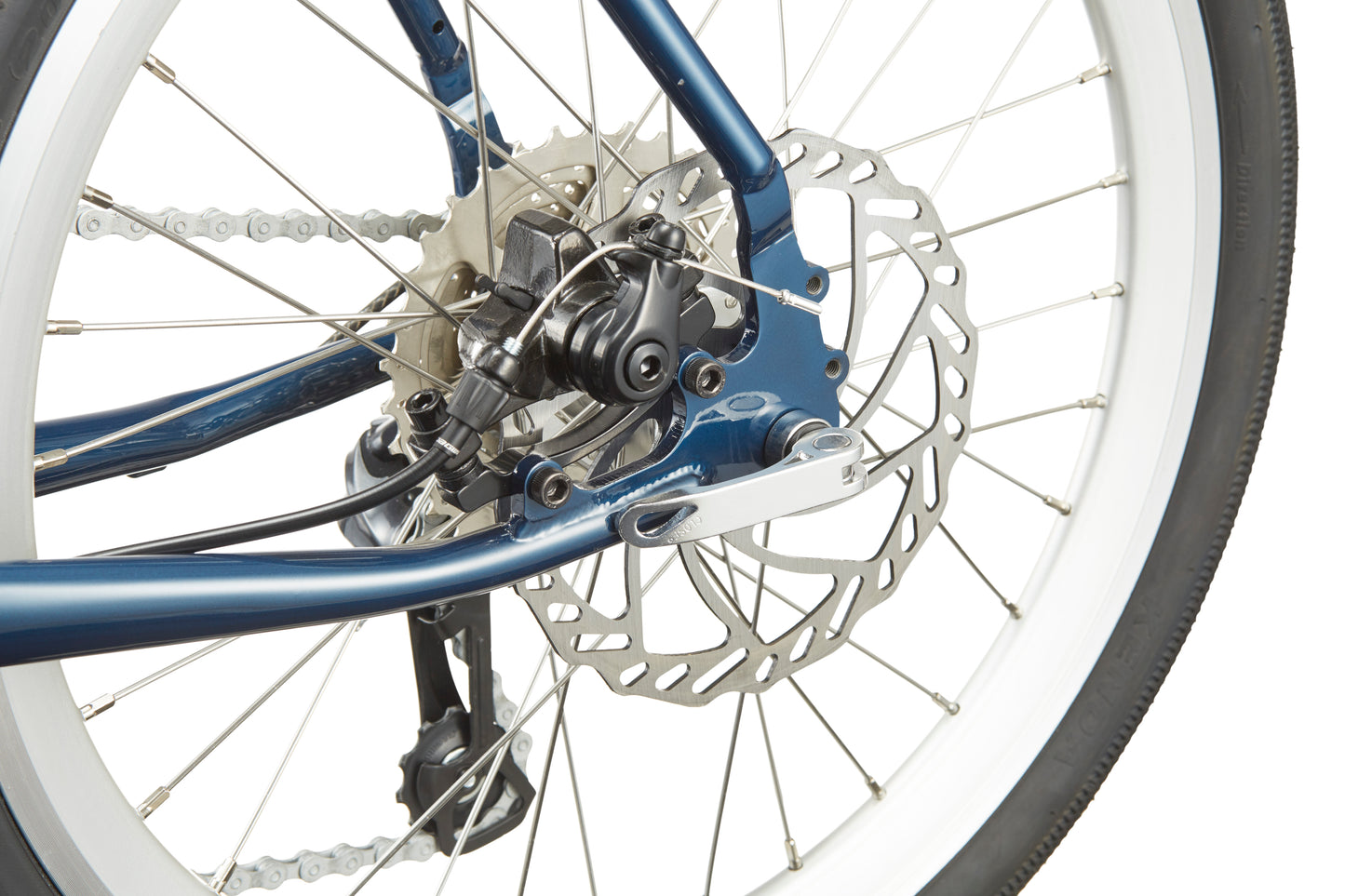 Close-up of STELVIO 1’s rear wheel with disc brake, gear cassette, and chain—an urban MiniVelo inspired by Italian design.