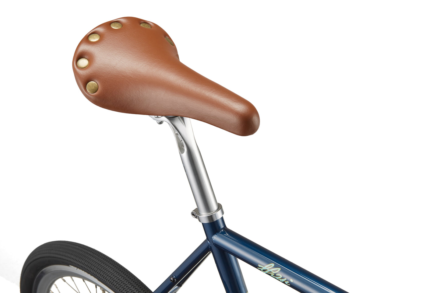 Close-up of a brown leather seat with brass rivets on the STELVIO 1’s blue frame and silver seat post—your urban companion.