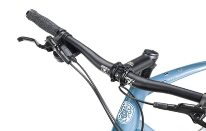 Close-up of a BRUNELLO 3 bike handlebar with brake levers and cables, attached to its blue frame.