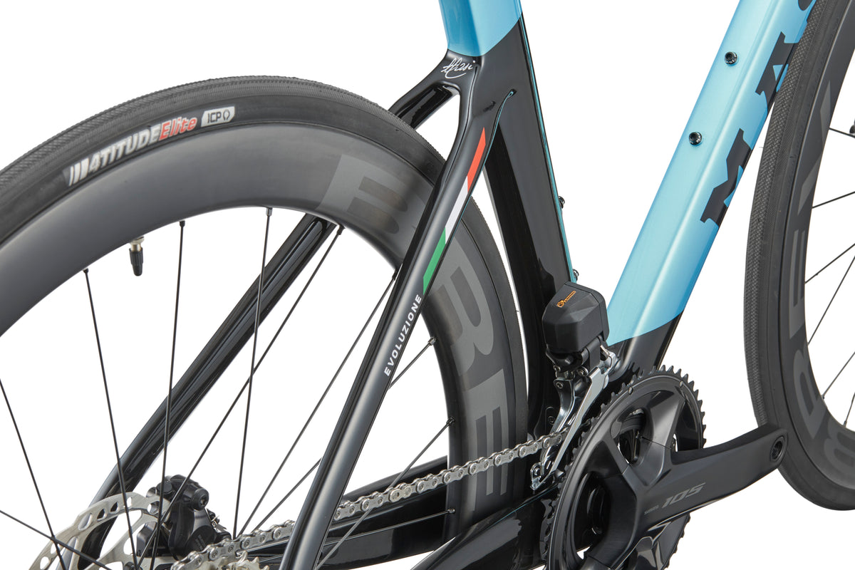 Close-up of the EVOLUZIONE 1, featuring a blue and black design with Maxxis branding and an Italian flag stripe for aerodynamic flair.