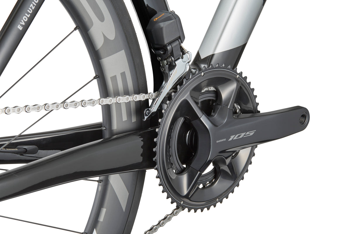 Close-up of the aerodynamic gear crankset and chain, featuring Shimano 105 components on a sleek carbon frame of the EVOLUZIONE 1 bike.