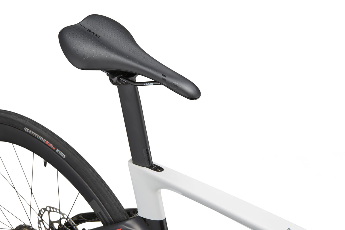 Close-up of EVOLUZIONE 1s sleek black saddle on a white frame, showcasing its aerodynamic design and high-performance rear disc brake.
