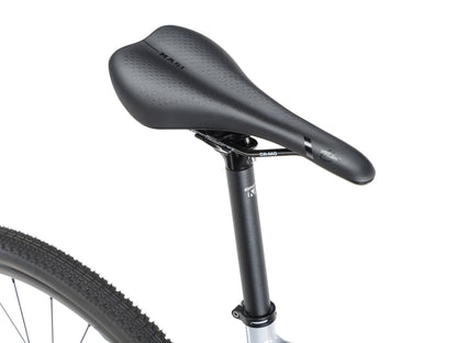 Close-up of the BRUNELLO 1’s black saddle and seatpost with tubeless-ready wheels, set against a white background.